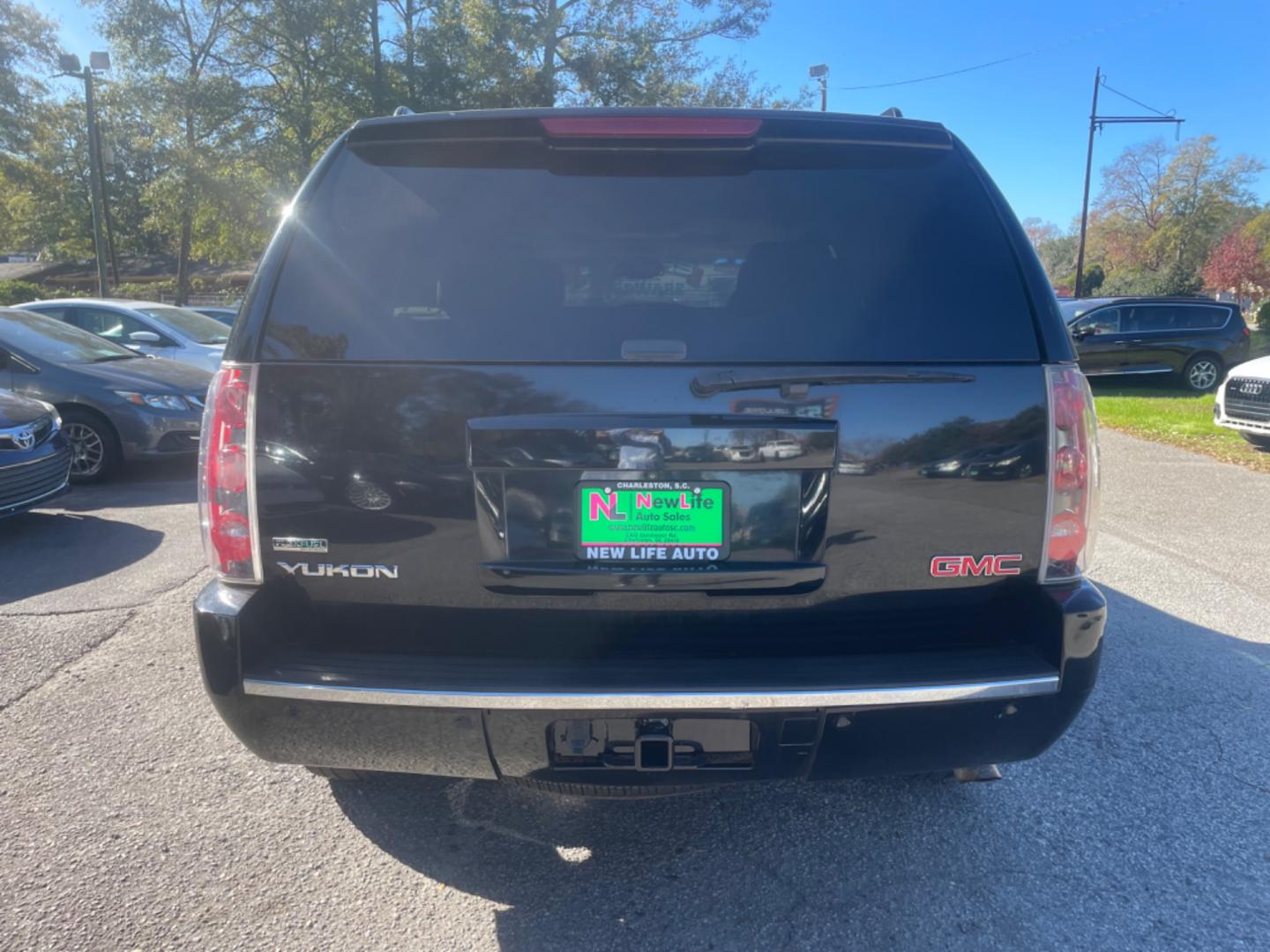 2011 BLACK GMC YUKON DENALI (1GKS2EEFXBR) with an 6.2L engine, Automatic transmission, located at 5103 Dorchester Rd., Charleston, SC, 29418-5607, (843) 767-1122, 36.245171, -115.228050 - Leather, Sunroof, Navigation, Backup Camera, CD/AUX/Sat, Dual Climate Control, Rear Climate Control, Middle Captain's Row, Power Everything (windows, locks, seats, mirrors), Memory/Cooled/Heated Front Seats, Heated Rear Seats, Power Liftgate, All-weather Mats, Running Boards, Tow Package, Chrome Whe - Photo#5